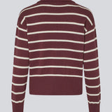 Blød strikket polo i bordeaux/mørkerød med hvide striber. MalvaMD stripe polo har en krave med stolpe lukning. Strikken er lille i størrelsen, og kort.
