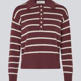 Blød strikket polo i bordeaux/mørkerød med hvide striber. MalvaMD stripe polo har en krave med stolpe lukning. Strikken er lille i størrelsen, og kort.
