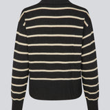 Blød strikket polo i sort med beige striber. MalvaMD stripe polo har en krave med stolpelukning. Modellen er 177 cm og har en str S/36 på. Strikken er lille i størrelsen, og kort.