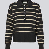 Blød strikket polo i sort med beige striber. MalvaMD stripe polo har en krave med stolpelukning. Modellen er 177 cm og har en str S/36 på. Strikken er lille i størrelsen, og kort.