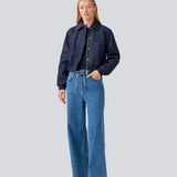Kort jakke i denim med med elastik. MarenMD jacket har krave, en skjult lynlås lukning fortil og logo på brystet.