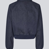 Kort jakke i denim med med elastik. MarenMD jacket har krave, en skjult lynlås lukning fortil og logo på brystet.