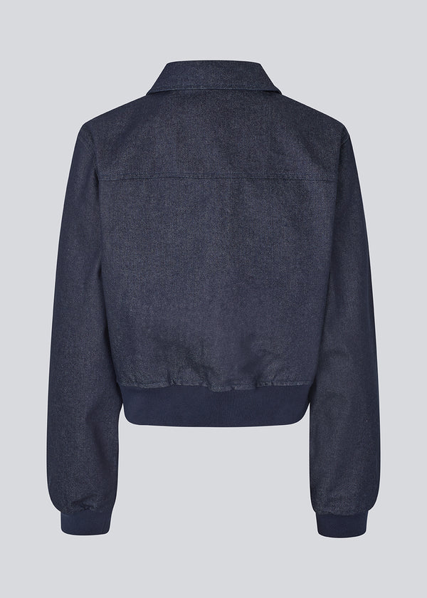 Kort jakke i denim med med elastik. MarenMD jacket har krave, en skjult lynlås lukning fortil og logo på brystet.