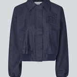 Kort jakke i denim med med elastik. MarenMD jacket har krave, en skjult lynlås lukning fortil og logo på brystet.