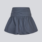 Kort nederdel i mørkeblå med ballon effekt. MargotMD poplin skirt har en usynlig lynlås i siden.