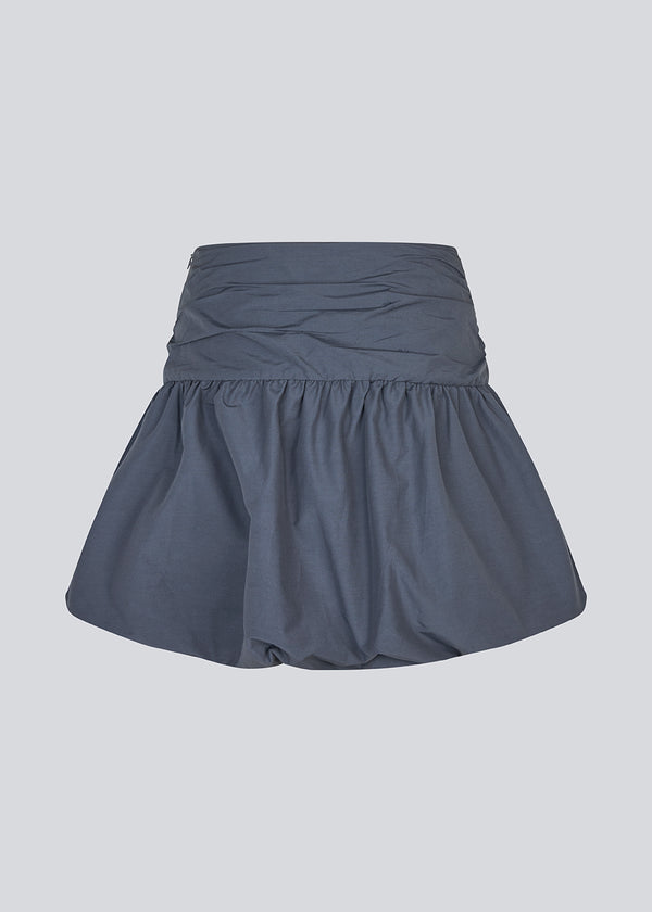 Kort nederdel i mørkeblå med ballon effekt. MargotMD poplin skirt har en usynlig lynlås i siden.