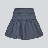 Kort nederdel i mørkeblå med ballon effekt. MargotMD poplin skirt har en usynlig lynlås i siden.