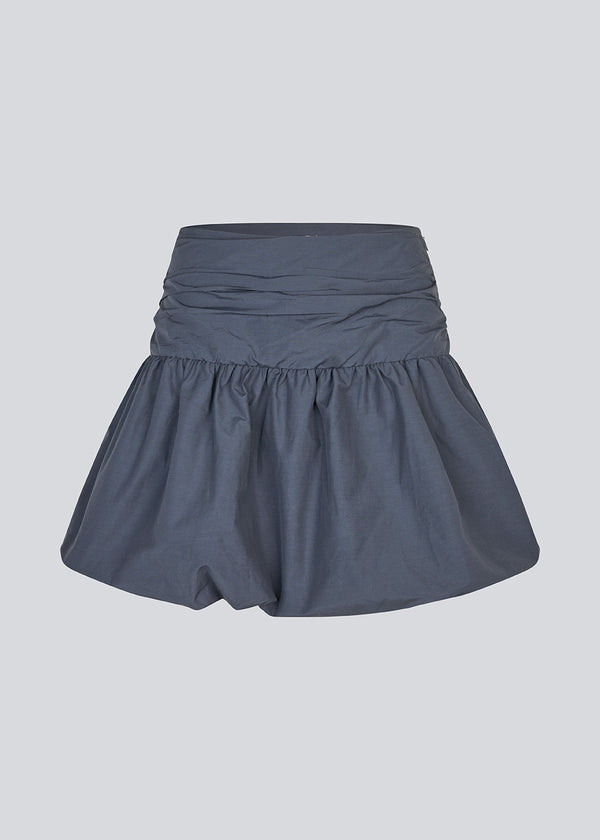 Kort nederdel i mørkeblå med ballon effekt. MargotMD poplin skirt har en usynlig lynlås i siden.