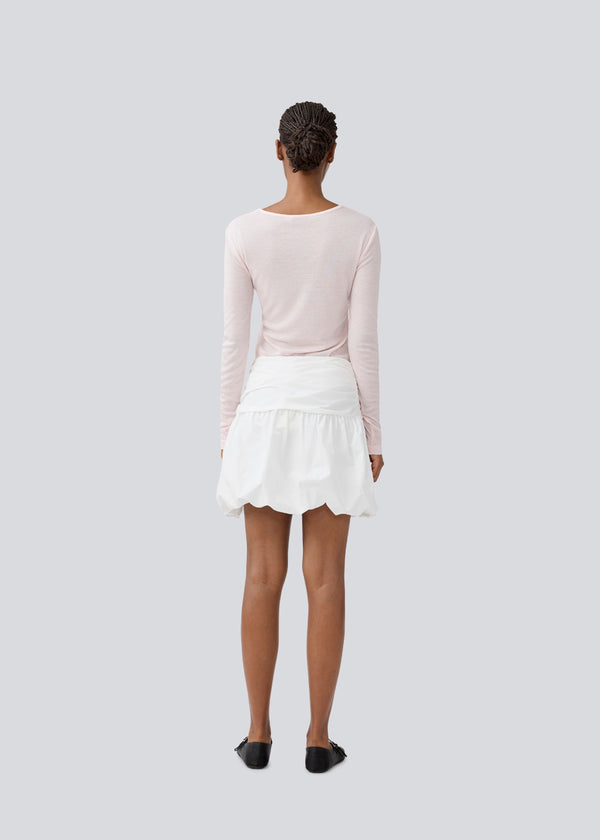 Kort nederdel i hvid med ballon effekt. MargotMD poplin skirt har en usynlig lynlås i siden. Modellen er 177 cm og har en str S/36 på.