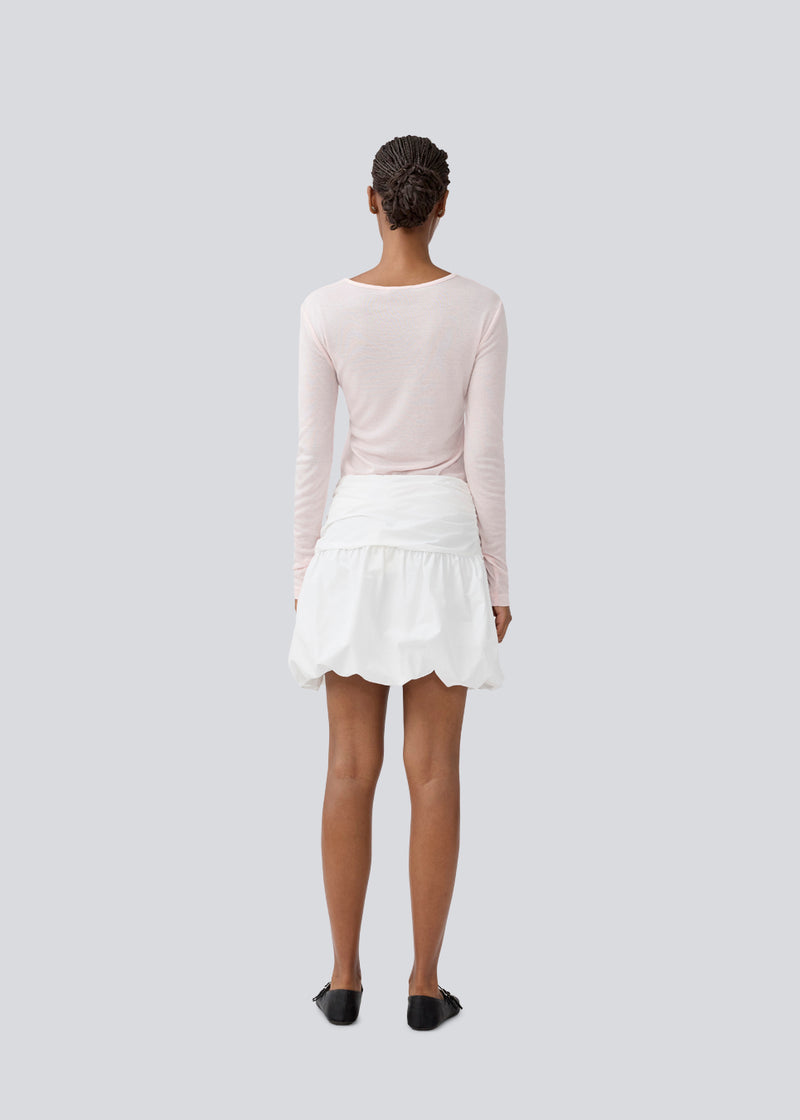 Kort nederdel i hvid med ballon effekt. MargotMD poplin skirt har en usynlig lynlås i siden. Modellen er 177 cm og har en str S/36 på.