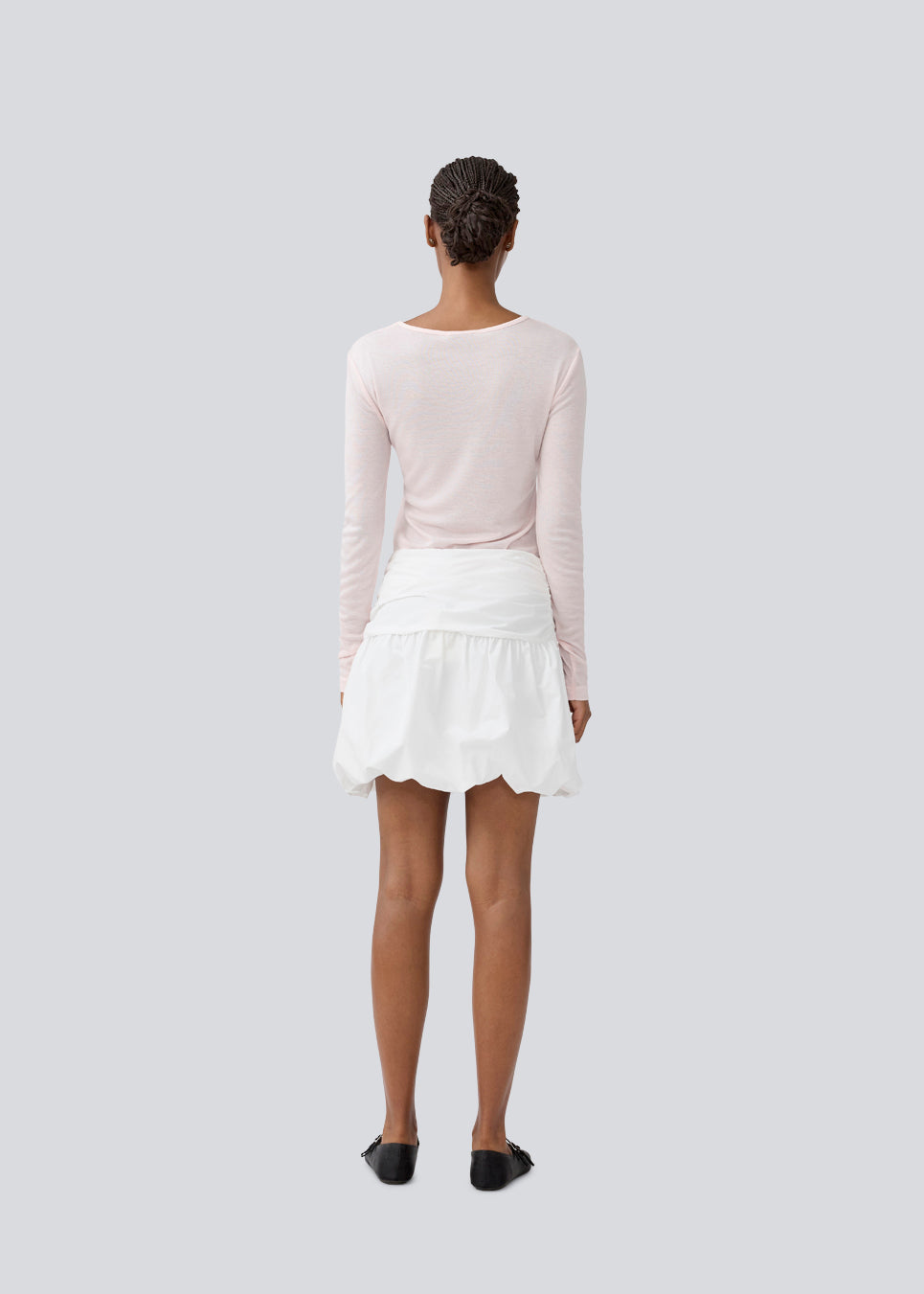 Kort nederdel i hvid med ballon effekt. MargotMD poplin skirt har en usynlig lynlås i siden. Modellen er 177 cm og har en str S/36 på.