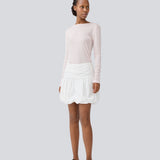 Kort nederdel i hvid med ballon effekt. MargotMD poplin skirt har en usynlig lynlås i siden. Modellen er 177 cm og har en str S/36 på.