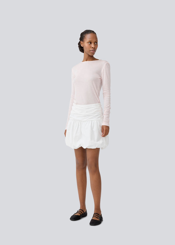 Kort nederdel i hvid med ballon effekt. MargotMD poplin skirt har en usynlig lynlås i siden. Modellen er 177 cm og har en str S/36 på.