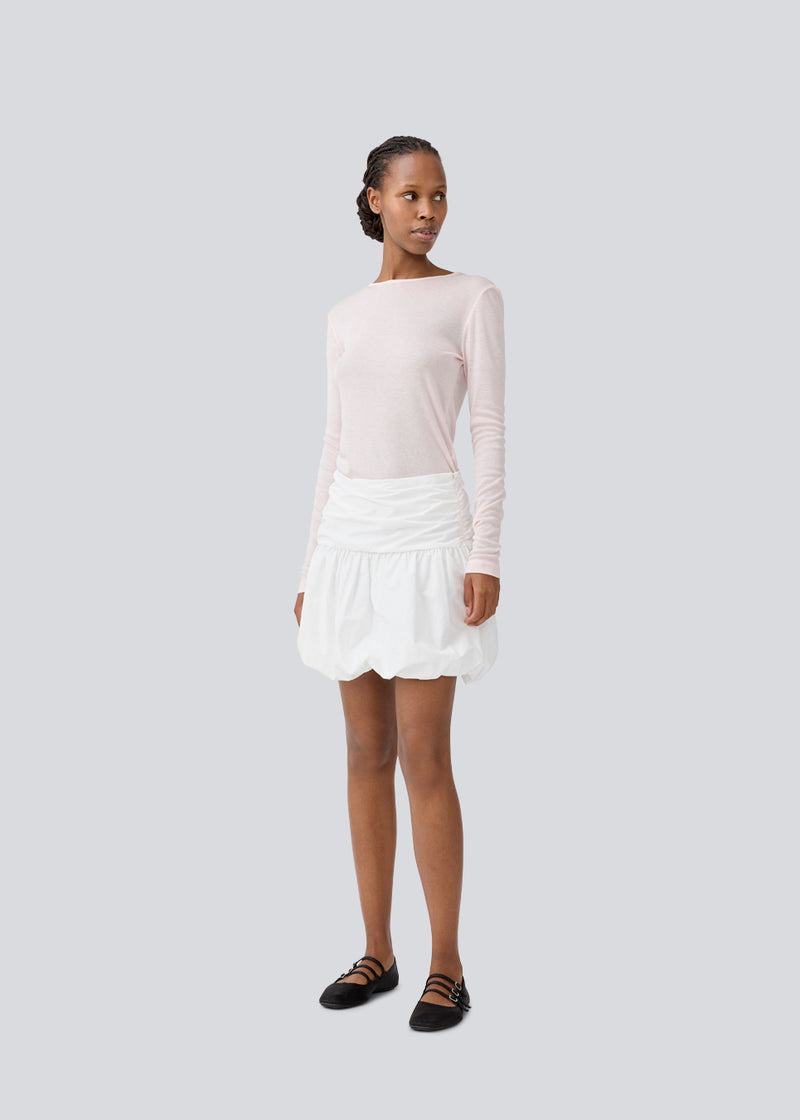Kort nederdel i hvid med ballon effekt. MargotMD poplin skirt har en usynlig lynlås i siden. Modellen er 177 cm og har en str S/36 på.