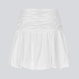 Kort nederdel i hvid med ballon effekt. MargotMD poplin skirt har en usynlig lynlås i siden. Modellen er 177 cm og har en str S/36 på.