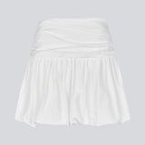 Kort nederdel i hvid med ballon effekt. MargotMD poplin skirt har en usynlig lynlås i siden. Modellen er 177 cm og har en str S/36 på.