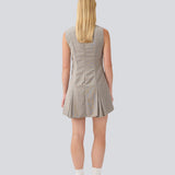 Kort figursyet kjole med læg. MarlyMD dress har en v udskæring, to lommer fortil og en usynlig lynlås i ryggen. 