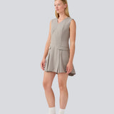 Kort figursyet kjole med læg. MarlyMD dress har en v udskæring, to lommer fortil og en usynlig lynlås i ryggen. 
