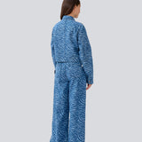 Let cropped jakke i denim. MaseMD print jacket har to brystlommer, skjorte krave og en lynlåslukning fortil. 