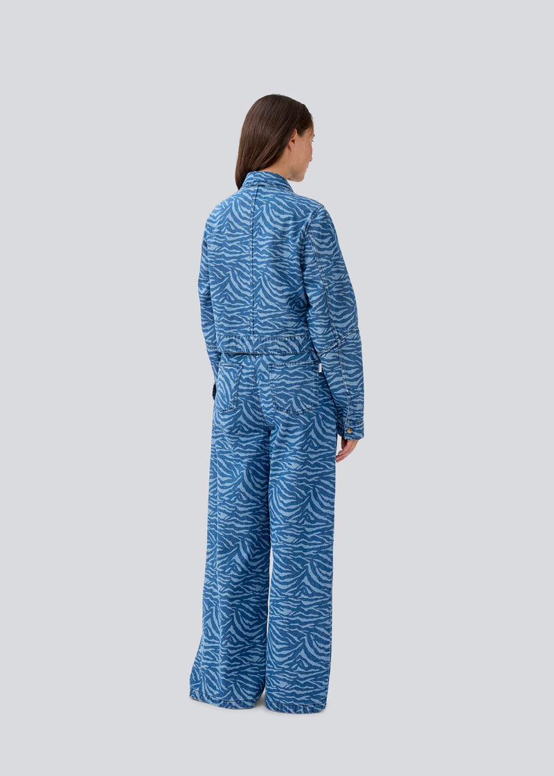 Let cropped jakke i denim. MaseMD print jacket har to brystlommer, skjorte krave og en lynlåslukning fortil. 