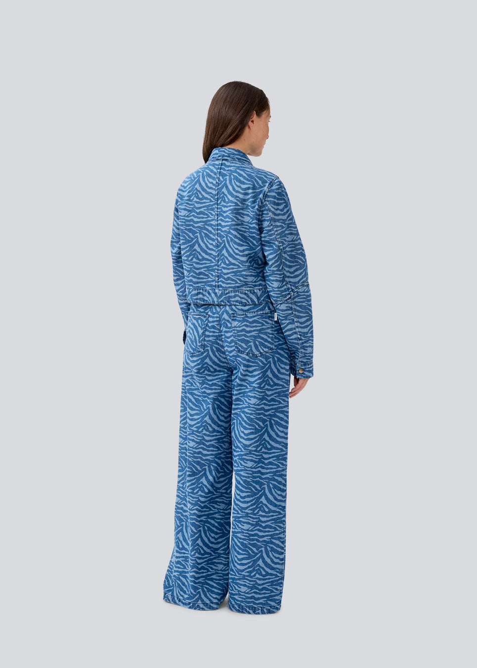 Let cropped jakke i denim. MaseMD print jacket har to brystlommer, skjorte krave og en lynlåslukning fortil. 