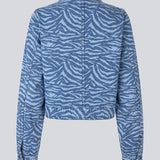 Let cropped jakke i denim. MaseMD print jacket har to brystlommer, skjorte krave og en lynlåslukning fortil. 