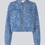 Let cropped jakke i denim. MaseMD print jacket har to brystlommer, skjorte krave og en lynlåslukning fortil. 