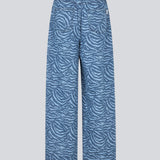 Jeans med vidde I bomuldsdenim. MaseMD print pants har en høj talje for- og baglommer og et elastik i taljen. Modellen er 177 cm og har en str. S/36 på.