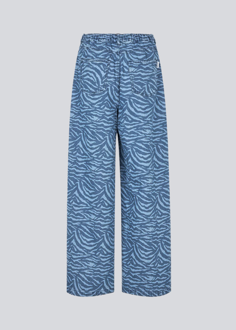 Jeans med vidde I bomuldsdenim. MaseMD print pants har en høj talje for- og baglommer og et elastik i taljen. Modellen er 177 cm og har en str. S/36 på.