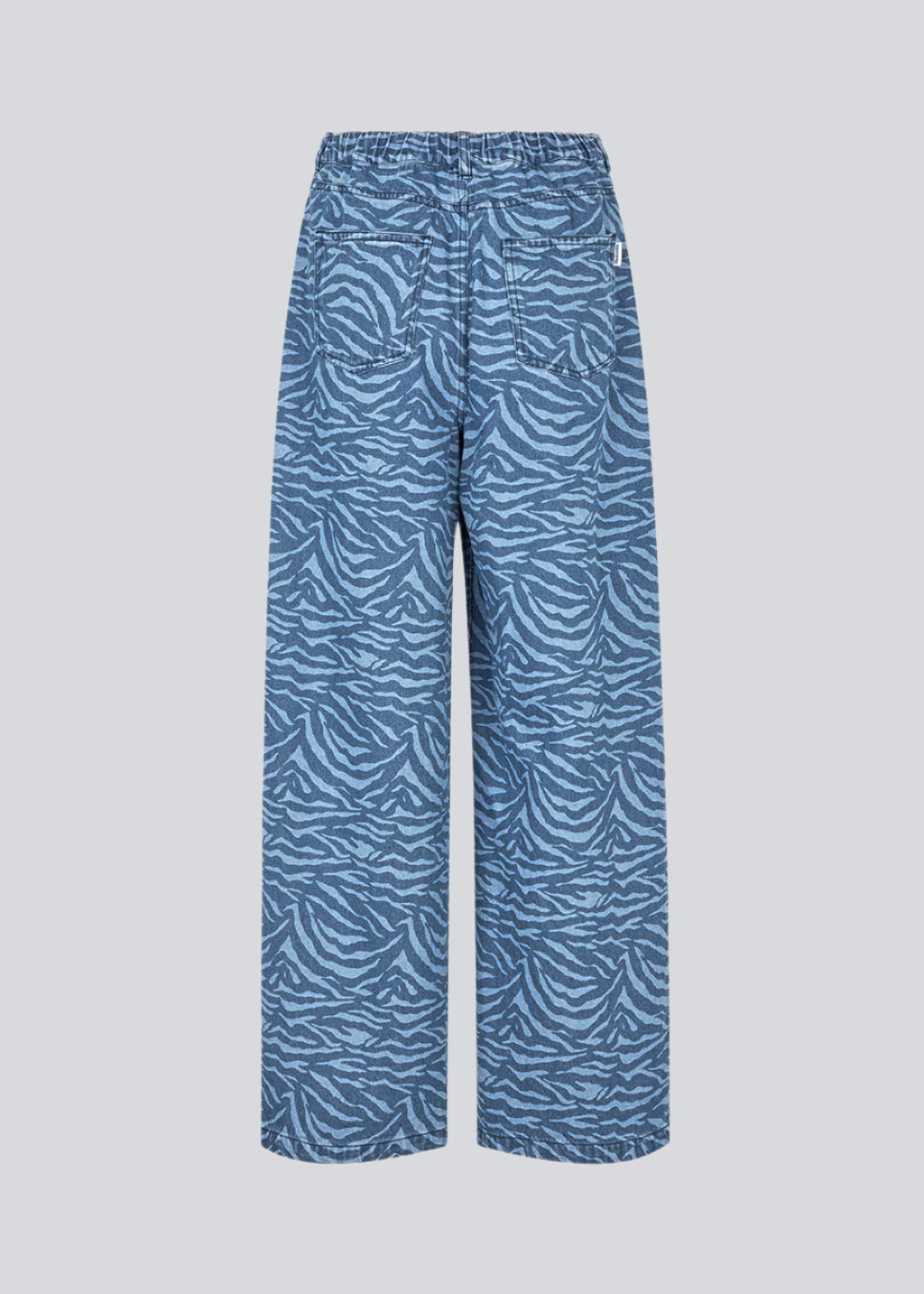 Jeans med vidde I bomuldsdenim. MaseMD print pants har en høj talje for- og baglommer og et elastik i taljen. Modellen er 177 cm og har en str. S/36 på.