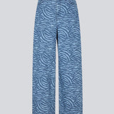 Jeans med vidde I bomuldsdenim. MaseMD print pants har en høj talje for- og baglommer og et elastik i taljen. Modellen er 177 cm og har en str. S/36 på.