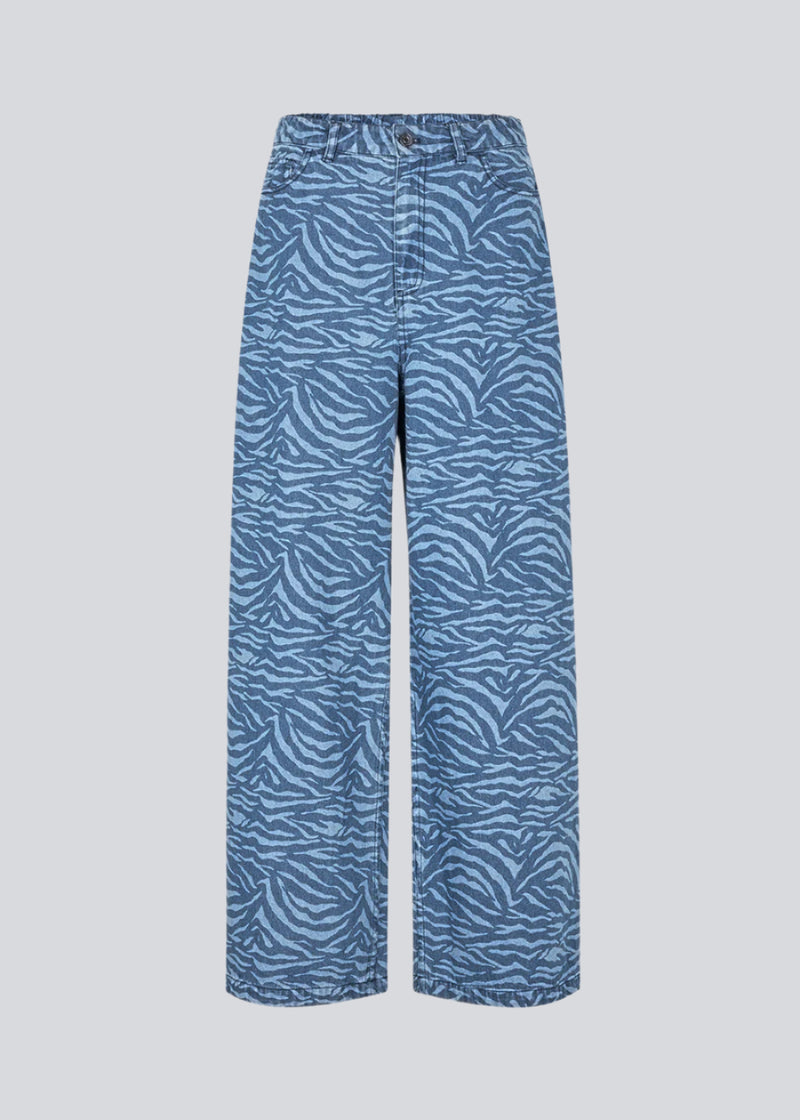 Jeans med vidde I bomuldsdenim. MaseMD print pants har en høj talje for- og baglommer og et elastik i taljen. Modellen er 177 cm og har en str. S/36 på.