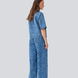 Kortærmet skjorte i Denim i smukt dyre print. MaseMD print SS shirt har en løs pasform, brystlomme og en knappelukning fortil. Modellen er 177 cm og har en str. S/36 på.