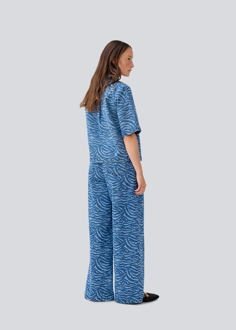 Kortærmet skjorte i Denim i smukt dyre print. MaseMD print SS shirt har en løs pasform, brystlomme og en knappelukning fortil. Modellen er 177 cm og har en str. S/36 på.