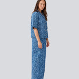 Kortærmet skjorte i Denim i smukt dyre print. MaseMD print SS shirt har en løs pasform, brystlomme og en knappelukning fortil. Modellen er 177 cm og har en str. S/36 på.