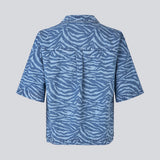 Kortærmet skjorte i Denim i smukt dyre print. MaseMD print SS shirt har en løs pasform, brystlomme og en knappelukning fortil. Modellen er 177 cm og har en str. S/36 på.