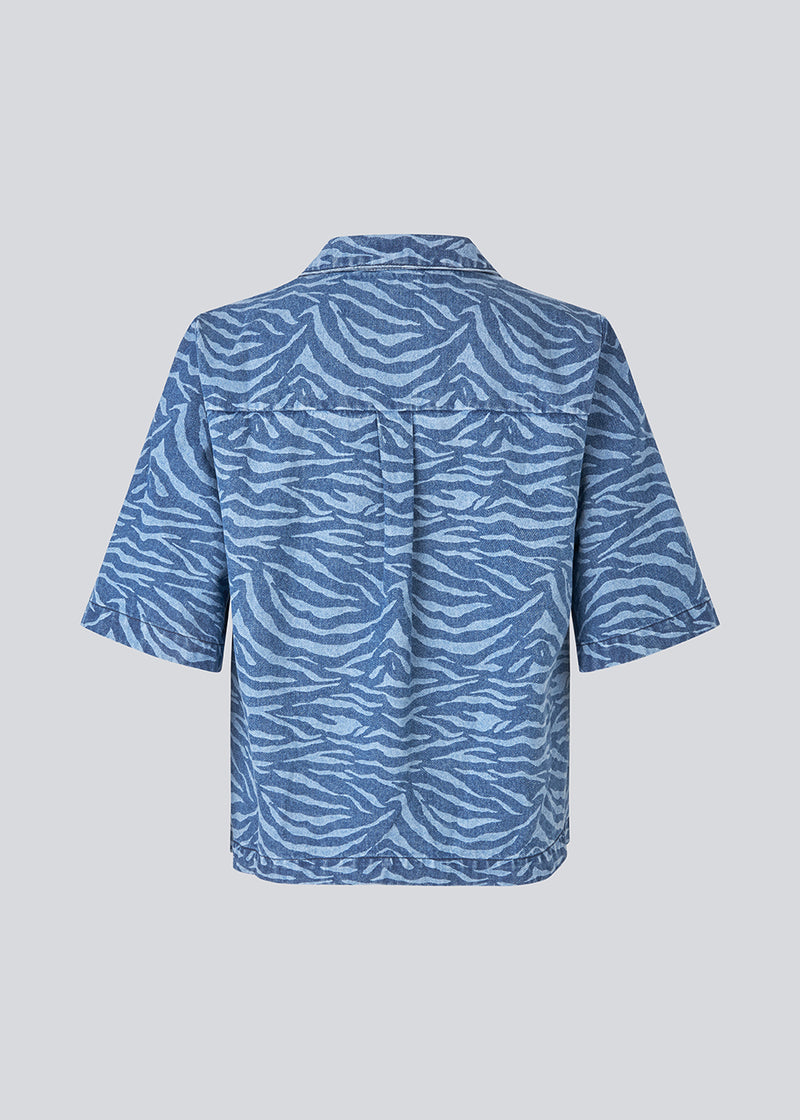 Kortærmet skjorte i Denim i smukt dyre print. MaseMD print SS shirt har en løs pasform, brystlomme og en knappelukning fortil. Modellen er 177 cm og har en str. S/36 på.