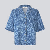Kortærmet skjorte i Denim i smukt dyre print. MaseMD print SS shirt har en løs pasform, brystlomme og en knappelukning fortil. Modellen er 177 cm og har en str. S/36 på.