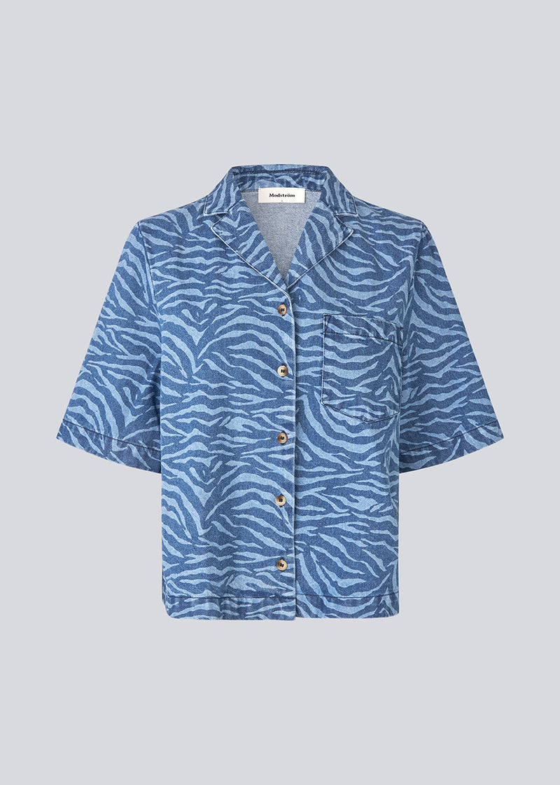Kortærmet skjorte i Denim i smukt dyre print. MaseMD print SS shirt har en løs pasform, brystlomme og en knappelukning fortil. Modellen er 177 cm og har en str. S/36 på.