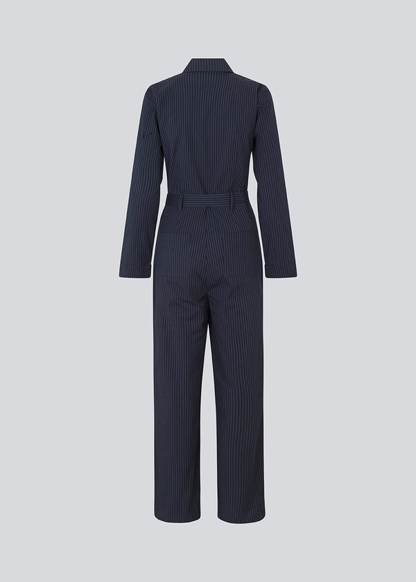 Lang jumpsuit med bælte i taljen og skjortekrave. MathildeMD jumpsuit har lange ærmer, en lynlås lukning fortil og sidelommer.