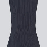 Ærmeløs top med knappelukning. MathildeMD top har er figursyet og har en kvadratisk halsudskæring.
