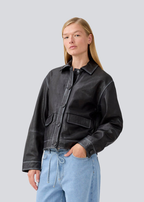 Kort jakke i 100% læder med et vintage look. Mathildemd jacket har to lommer og knappelukning fortil.