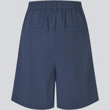 Habit short med brede ben i 100% økologisk bomuld. MaudeMD shorts har læg, sidelommer og elastik i taljen.