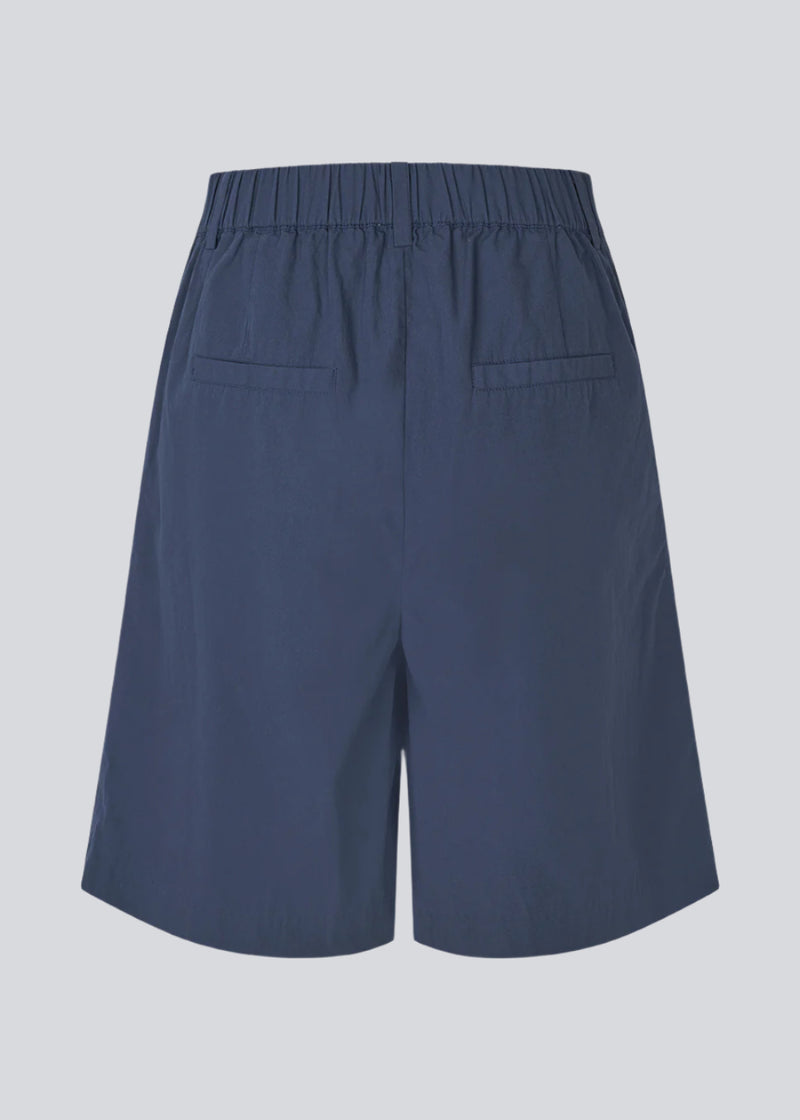 Habit short med brede ben i 100% økologisk bomuld. MaudeMD shorts har læg, sidelommer og elastik i taljen.