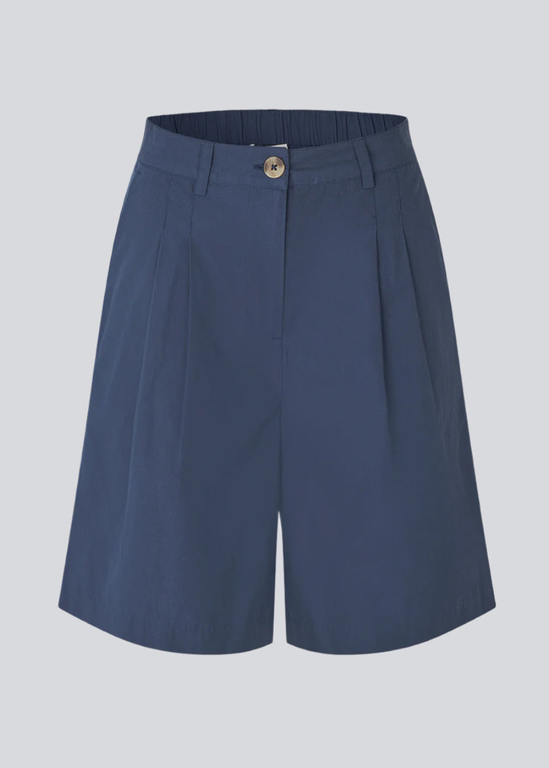 Habit short med brede ben i 100% økologisk bomuld. MaudeMD shorts har læg, sidelommer og elastik i taljen.
