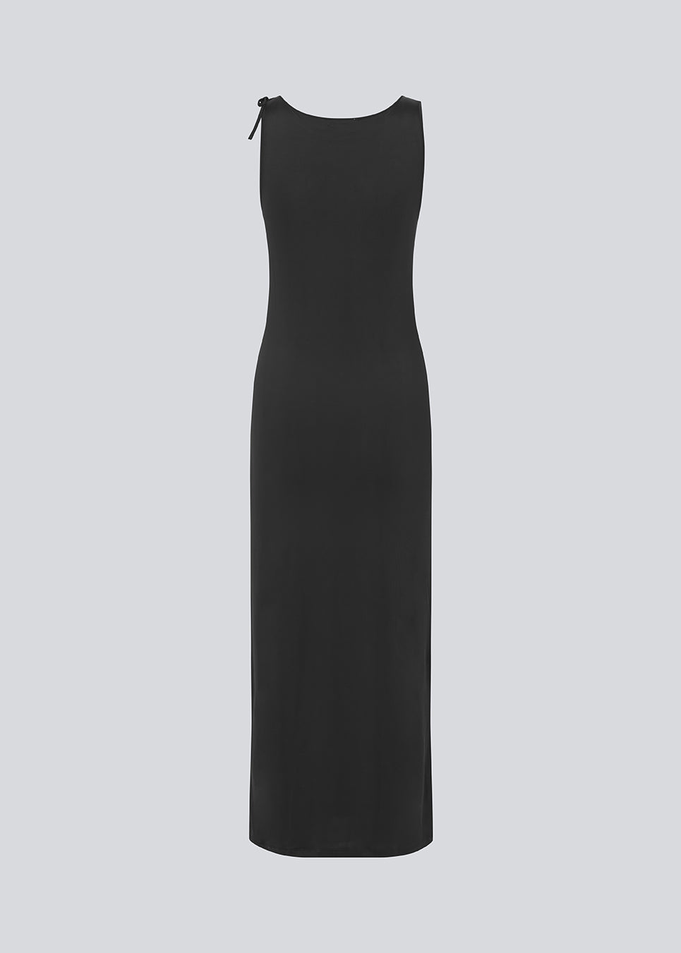 Lang figursyet kjole i sort i et elastisk materiale. MaverickMD long dress er ærmeløs og har en sløjfedetalje ved skulderen.