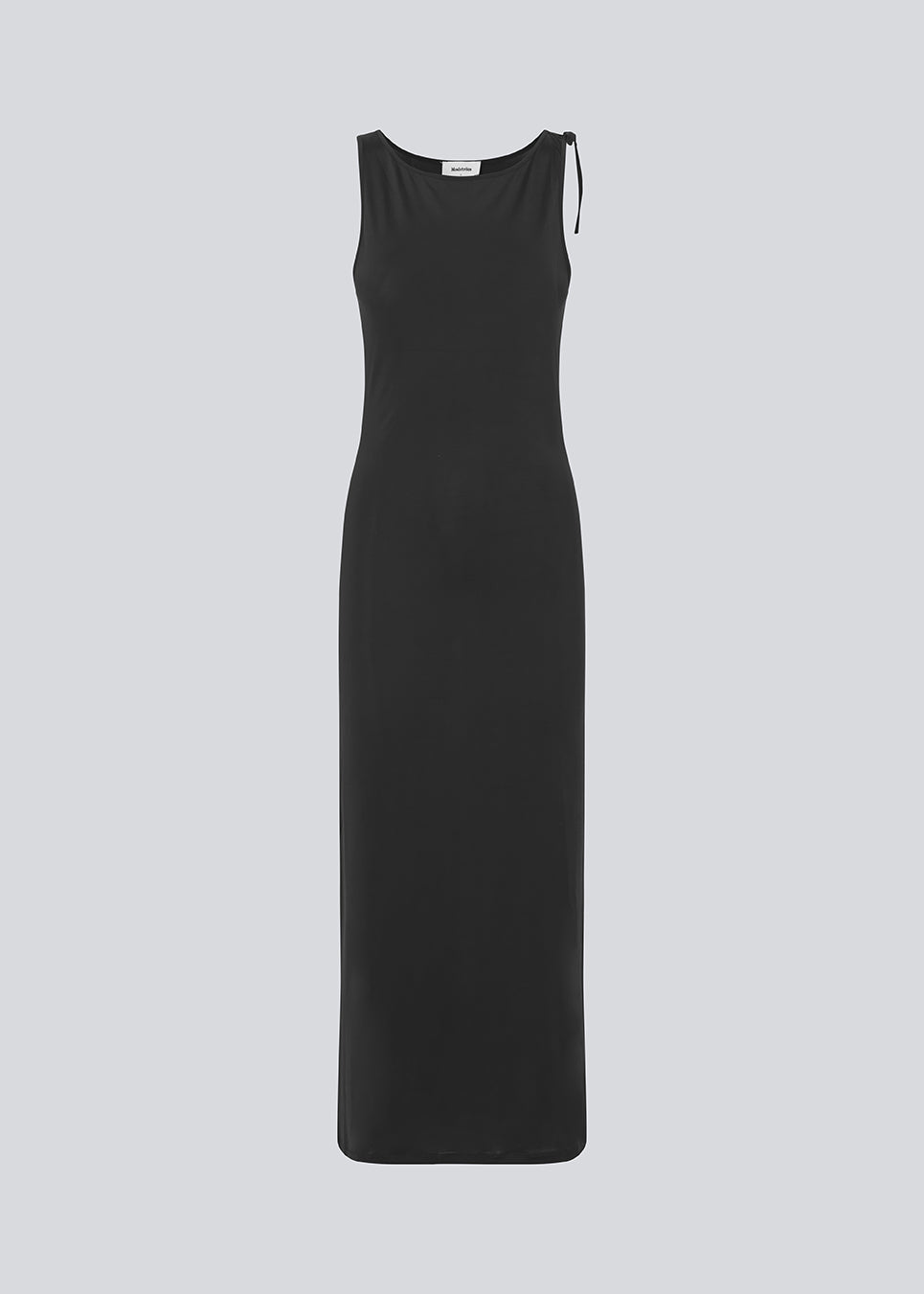Lang figursyet kjole i sort i et elastisk materiale. MaverickMD long dress er ærmeløs og har en sløjfedetalje ved skulderen.