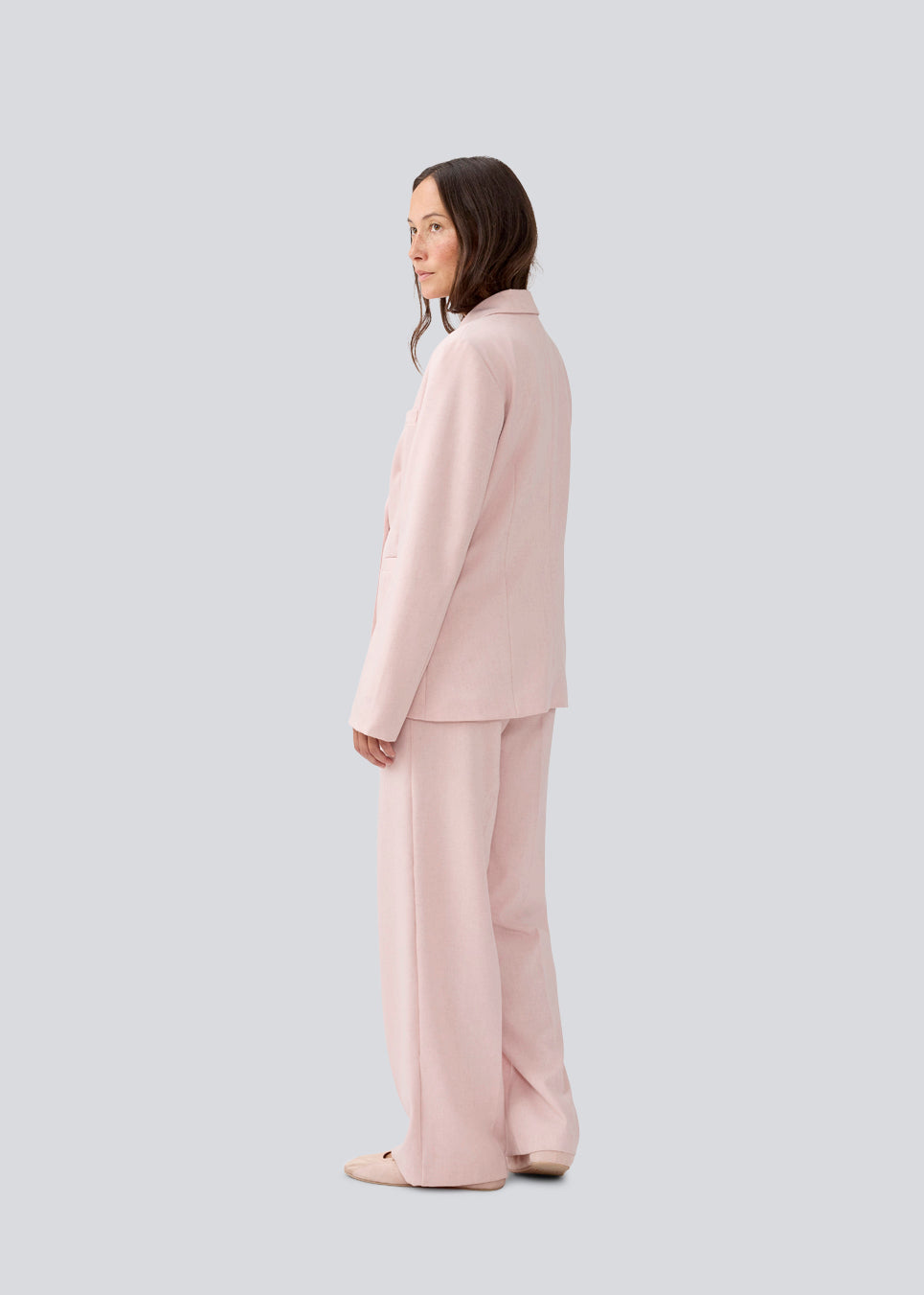 Klassisk blazer med et elegant design. MaxwellMD blazer har en reverskrave, to lommer fortil og en asymestisk knappelukning.