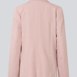 Klassisk blazer med et elegant design. MaxwellMD blazer har en reverskrave, to lommer fortil og en asymestisk knappelukning.