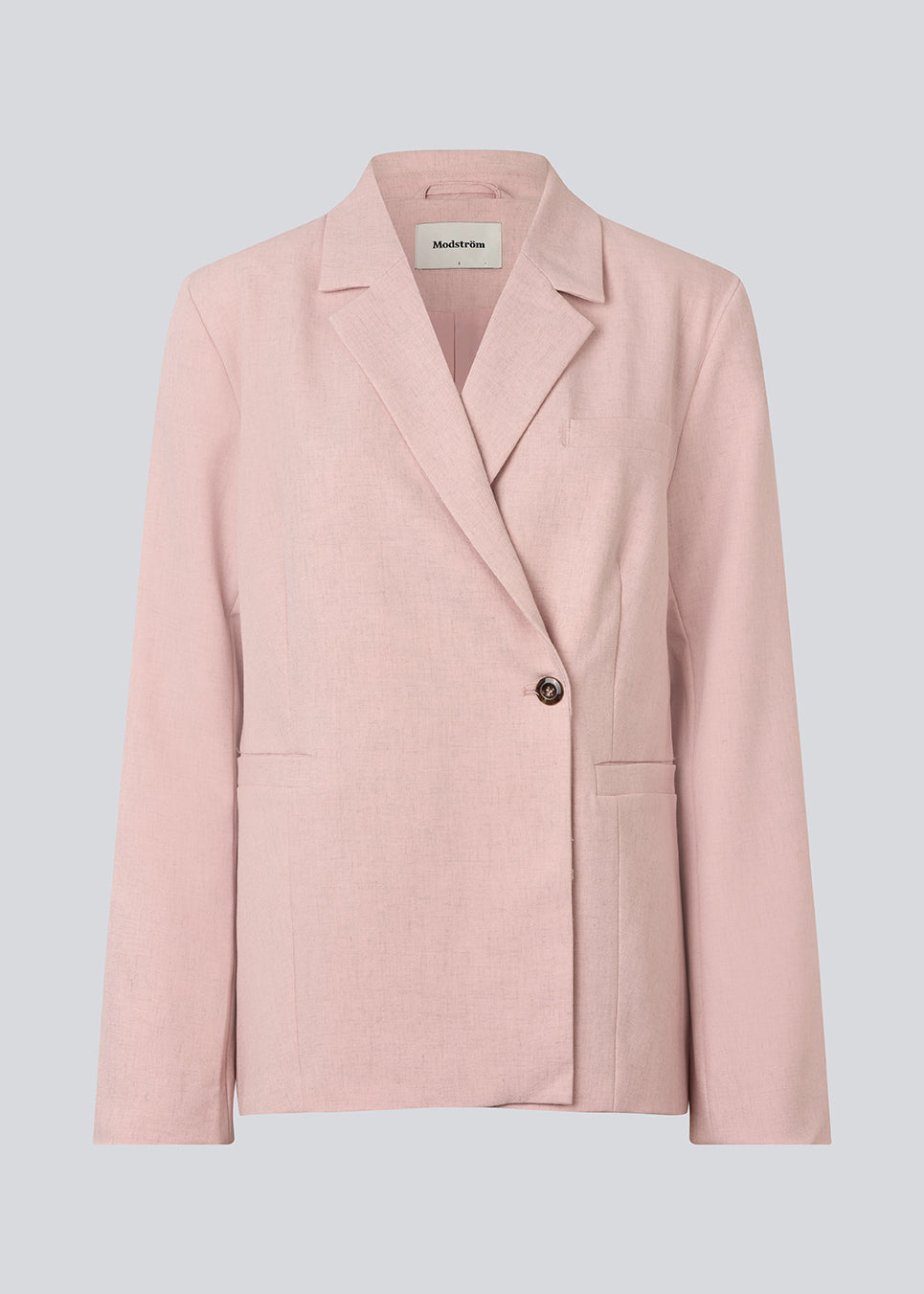 Klassisk blazer med et elegant design. MaxwellMD blazer har en reverskrave, to lommer fortil og en asymestisk knappelukning.